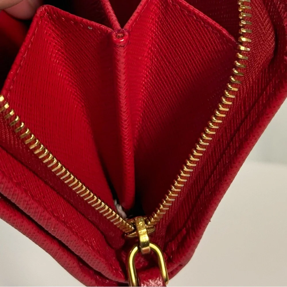 PRADA Saffiano Bifold Wallet  EUC no callouts‎